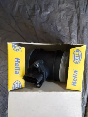 Original HELLA Luftmassenmesser Nr. : 8ET009142-67