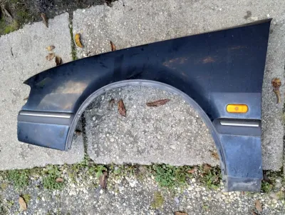 Original Saab 9000 Kotflügel vorne links (1992–1998). Teilenummer: 32000142, 4293015.