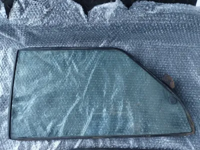 Original Maserati Biturbo Seitenscheibe hinten links mit Gummidichtung.  