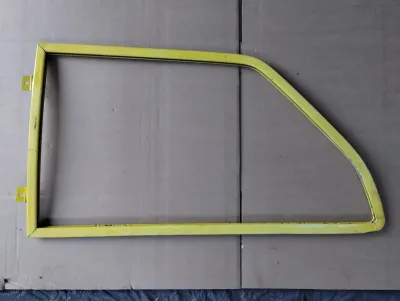 Original Maserati Biturbo Seitenscheibenrahmen hinten links.