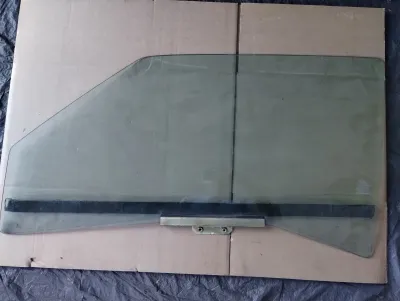 Original Maserati Biturbo Türscheibe links.